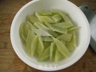 【适合夏天食用的家常小菜】虾仁麻酱莴笋的做法步骤：3