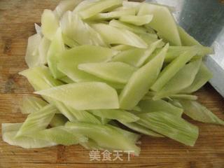 【适合夏天食用的家常小菜】虾仁麻酱莴笋的做法步骤：2