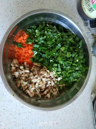 韭菜香菇胡萝卜饺子的做法步骤：2