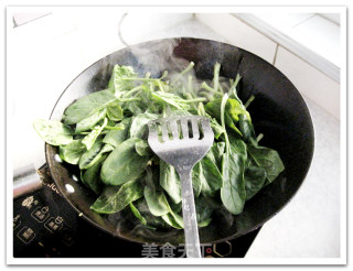 虾仁烧菠菜的做法步骤：4