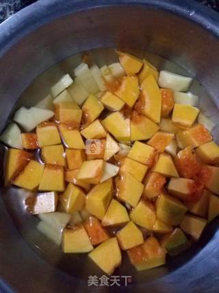 土豆虾皮炖南瓜的做法步骤：1