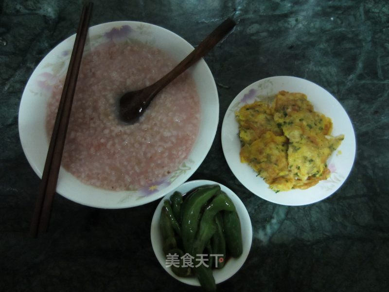 红米粥+香芹葱花虾皮煎蛋+微波青椒，好吃的早餐哦的做法