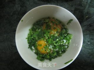 红米粥+香芹葱花虾皮煎蛋+微波青椒，好吃的早餐哦的做法步骤：1