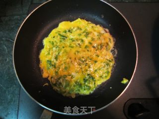 红米粥+香芹葱花虾皮煎蛋+微波青椒，好吃的早餐哦的做法步骤：3