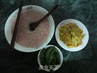 红米粥+香芹葱花虾皮煎蛋+微波青椒，好吃的早餐哦的做法步骤：4