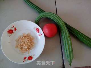 西红柿虾皮炒丝瓜的做法步骤：1