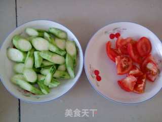 西红柿虾皮炒丝瓜的做法步骤：2