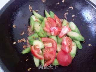 西红柿虾皮炒丝瓜的做法步骤：5