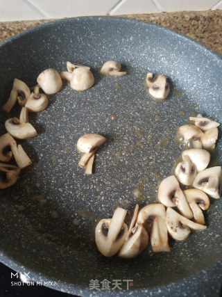 虾仁蘑菇西红柿意西的做法步骤：1