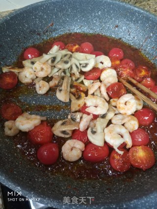 虾仁蘑菇西红柿意西的做法步骤：7