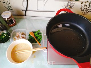 鸡蛋虾仁炒魔芋米饭的做法步骤：3