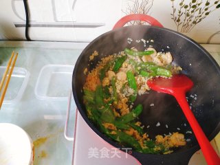 鸡蛋虾仁炒魔芋米饭的做法步骤：7