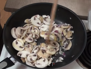 奶油蘑菇汤怎么做_安佳烘焙秀的做法步骤：5