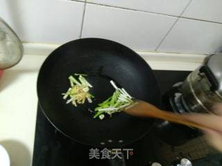 葱炒花蛤虾仁的做法步骤：3