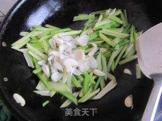 西芹百合炒虾仁的做法步骤：9