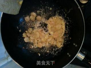 鲜虾蛋黄烧豆腐的做法步骤：4