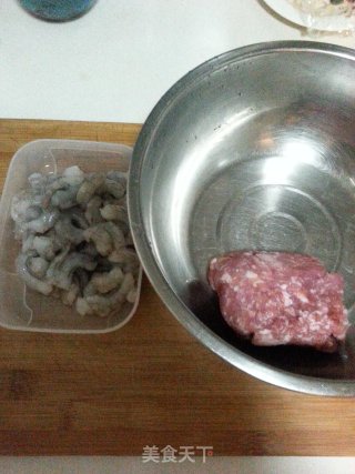 猪肉鲜虾饺子的做法步骤：2