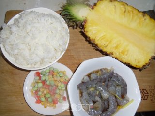 菠萝海鲜炒饭的做法步骤：1
