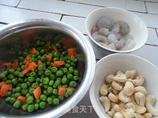 快捷宴客菜——豌豆炒虾仁腰果的做法步骤：1