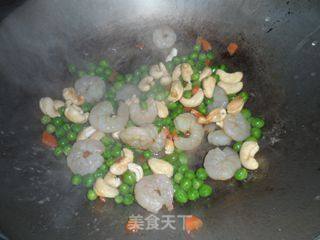 快捷宴客菜——豌豆炒虾仁腰果的做法步骤：5