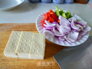 菠萝虾仁咕咾豆腐的做法步骤：2