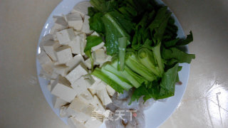 小白菜 虾仁 豆腐汤的做法步骤：2