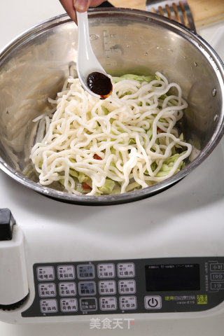 黑胡椒炒乌冬面—捷赛私房菜的做法步骤：2
