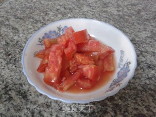 番茄鲜虾拌面的做法步骤：1
