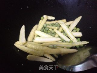 玉米笋鲜菇炒虾仁的做法步骤：6