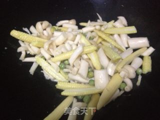 玉米笋鲜菇炒虾仁的做法步骤：7