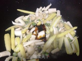 玉米笋鲜菇炒虾仁的做法步骤：8