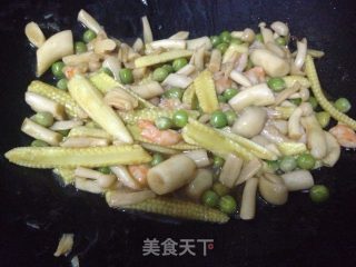 玉米笋鲜菇炒虾仁的做法步骤：10