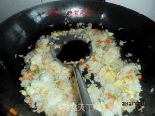 山寨版后厨中的扬州炒饭的做法步骤：5