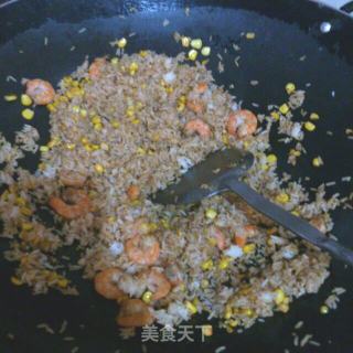 虾仁玉米炒饭的做法步骤：4