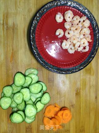 虾仁+胡萝卜+黄瓜的做法步骤：1