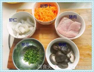 五彩虾仁饺子的做法步骤：1