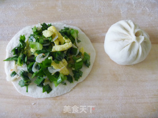 【百变面食】换个方法吃包子---韭菜鸡蛋水煎包的做法步骤：9