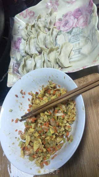 芹菜虾仁饺。的做法步骤：3