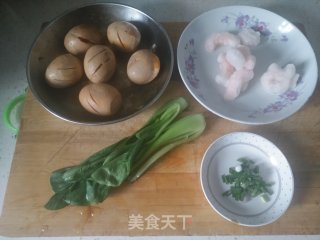 卤蛋虾仁青菜面的做法步骤：1