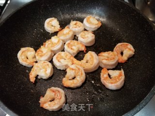 青菜虾仁炒河粉的做法步骤：6
