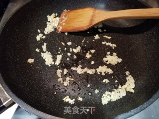 青菜虾仁炒河粉的做法步骤：7