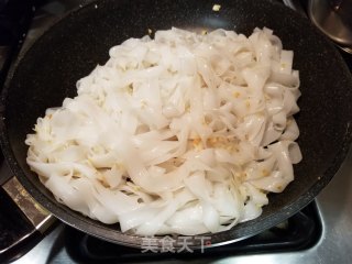 青菜虾仁炒河粉的做法步骤：8