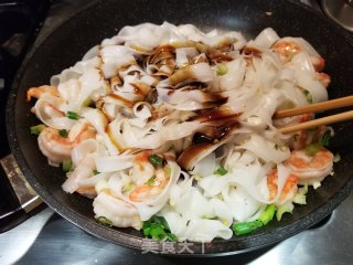 青菜虾仁炒河粉的做法步骤：10