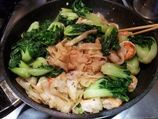 青菜虾仁炒河粉的做法步骤：12