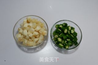 马蹄虾仁炒秋葵的做法步骤：2