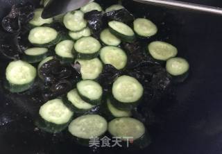 黄瓜炒虾仁的做法步骤：5
