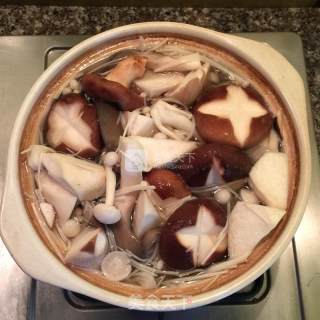 排骨菌菇煲的做法步骤：4