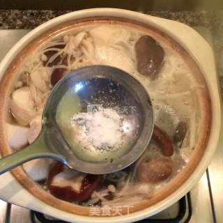 排骨菌菇煲的做法步骤：5