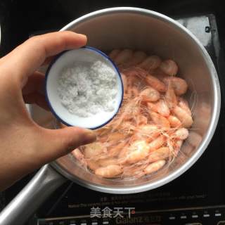 盐灼白虾的做法步骤：5