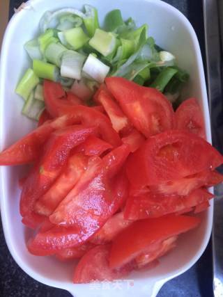 蟹味菇番茄汤的做法步骤：4